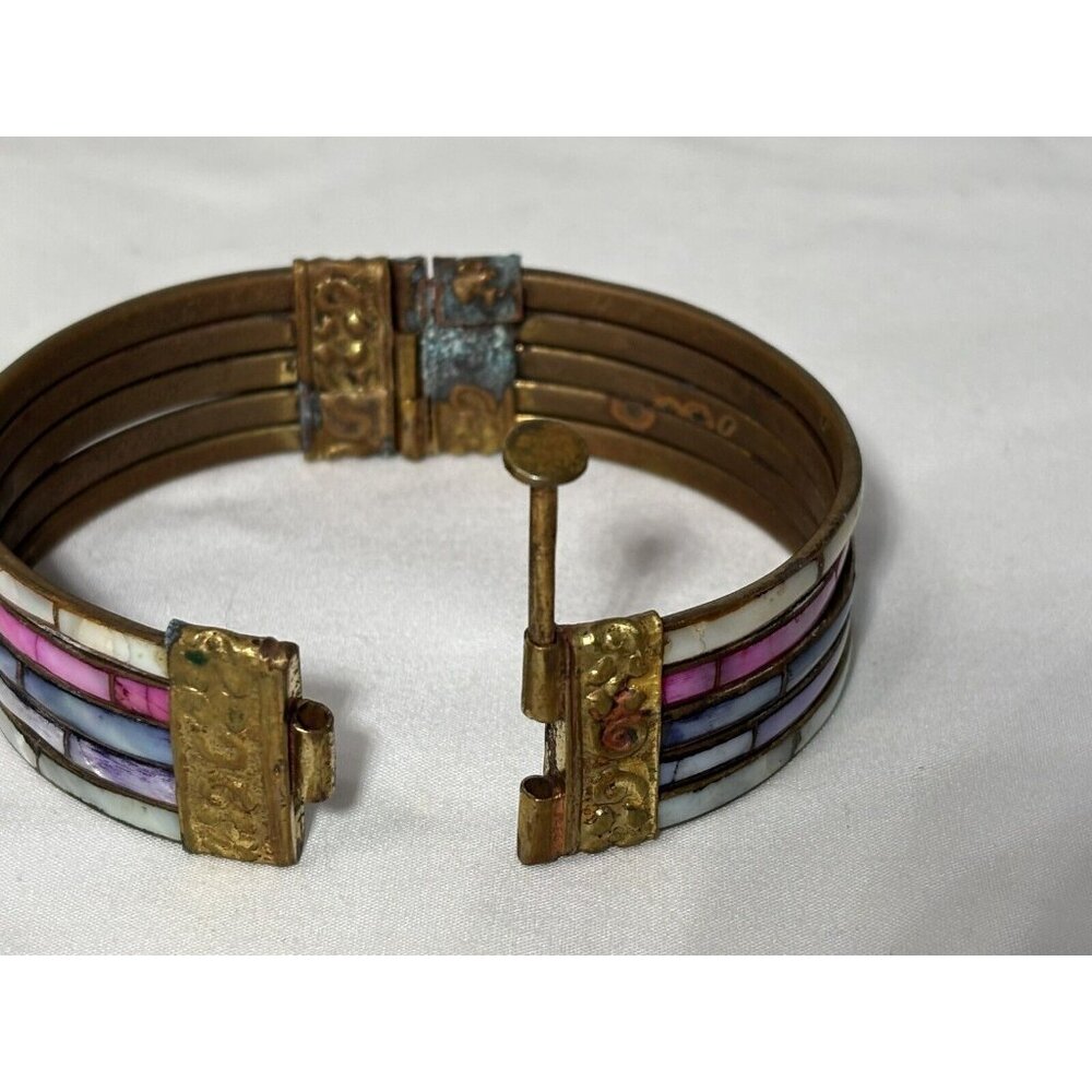Vintage Dyed Mother of Pearl Inlay & Brass Bracelet w Unique Hinged Pin Closure - Picture 5 of 5